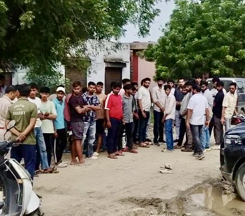 हादसे की जानकारी मिलने के बाद मॉर्च्युरी के बाहर खड़े गांव के लोग।