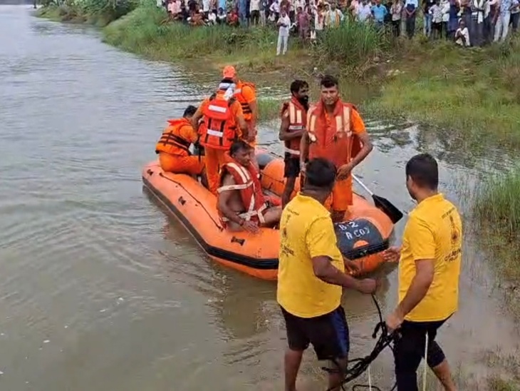 ट्रक ड्राइवर की तलाश में एसडीआरएफ का रेस्क्यू ऑपरेशन जारी।