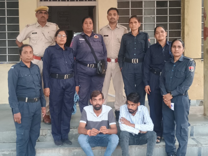 निर्भया स्क्वायड टीम ने सब्जी मंडी इलाके से दो मनचले युवकों को गिरफ्तार किया है। - Dainik Bhaskar