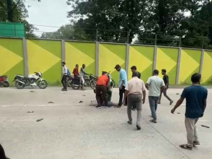 स्थानीय लोगों ने तुरंत घायलों को अस्पताल पहुंचाया।