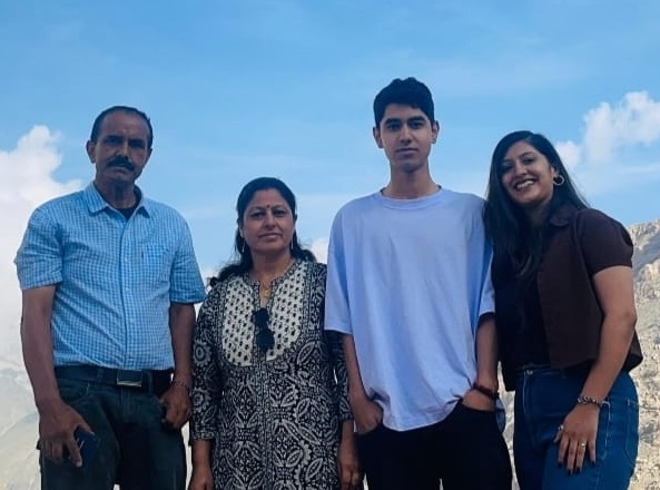 डॉ. श्वेता नेगी अपने माता-पिता और भाई के साथ।