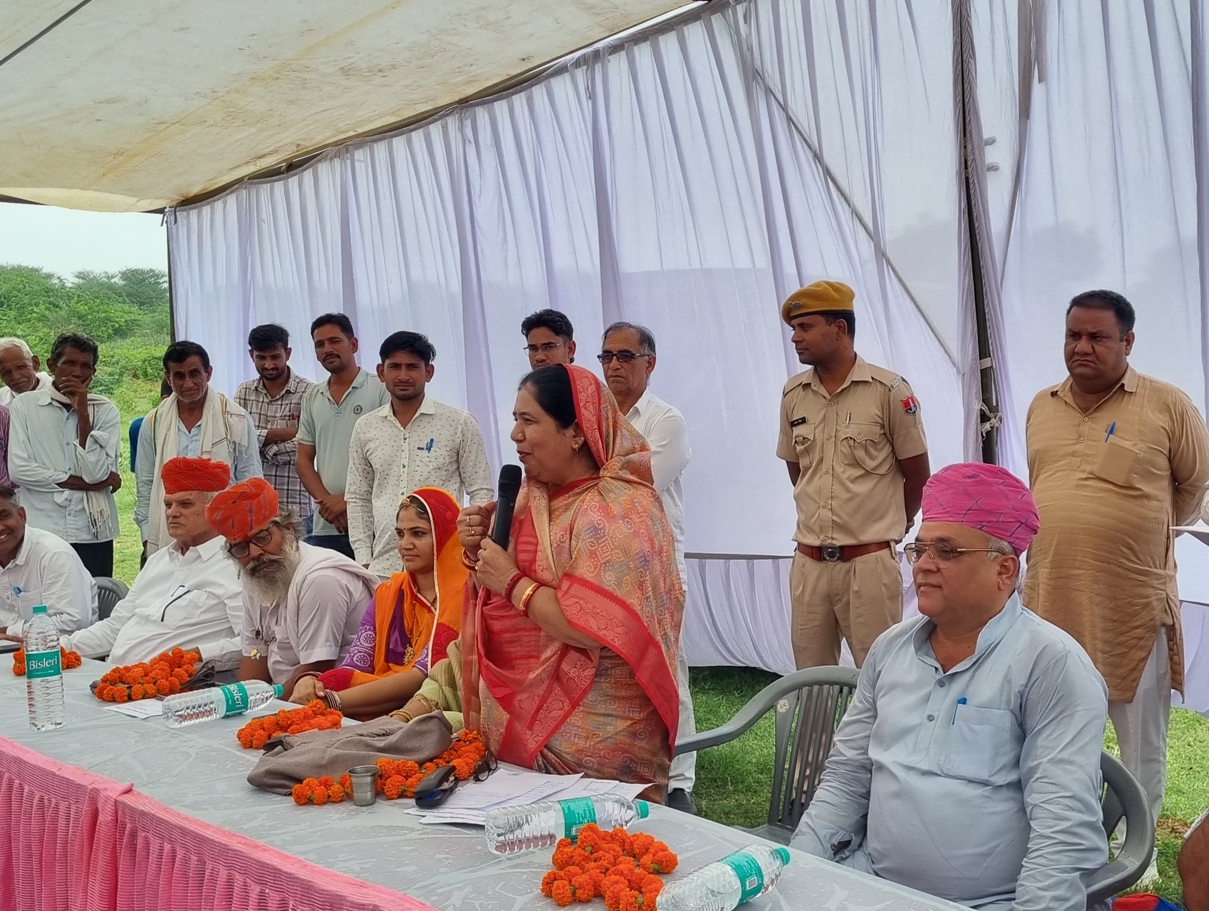 कार्यक्रम में राज्यमंत्री मंजू बाघमार मौजूद थीं। उन्हीं के सामने विधायक और पूर्व विधायक की बहस हो गई।