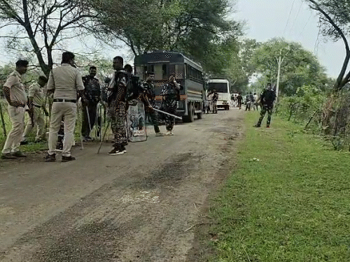 वारदात वाली जगह पर पुलिस की टीम पहुंची। यहां से सबूत जुटाए गए।