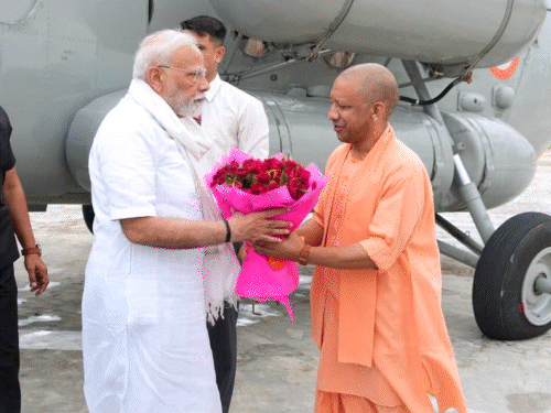 जन-सभास्थल पर सीएम योगी ने पीएम का वेलकम किया।