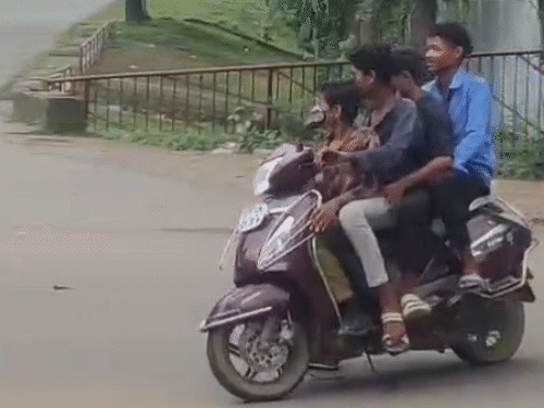 पहले स्कूटी पर सवार होकर 4 बच्चे सड़क क्रॉस कर रहे। पीछे से दो और बच्चे उनके साथ पैदल सड़क क्रॉस कर पहुंचते हैं।