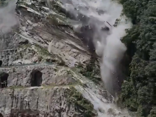 उत्तराखंड के चमोली में शनिवार को विष्णुगढ़-पीपलकोटी हाइड्रोपावर प्रोजेक्ट की डैम साइट पर पहाड़ टूटकर गिर गया। इस हादसे में 11 मजदूर घायल हो गए।