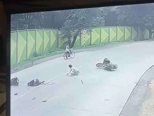 घटना में एक युवक सड़क पर घसीटता चला गया।