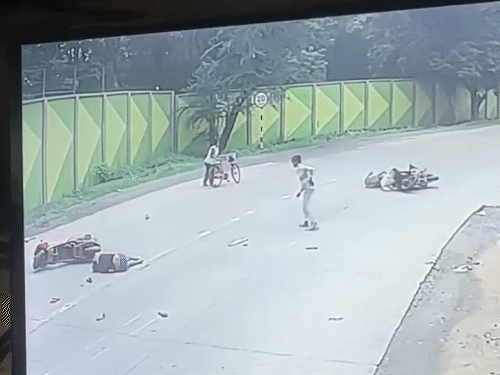 घटना के बाद बाकी 2 युवक उठ खड़े हुए, लेकिन एक वहीं पड़ा रहा।