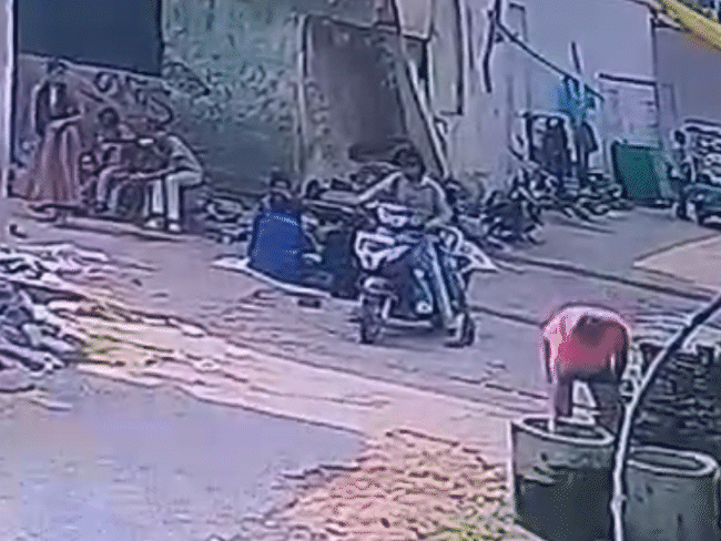यूपी से आने वाला कफ सिरप इस तरह से छोटे तस्करों तक पहुंचाया जाता है।