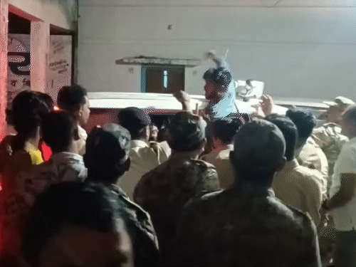 आरोपियों को गिरफ्तार करने के बाद पुलिस थाने ले गई, यहां उसने पूछताछ की जा रही है।