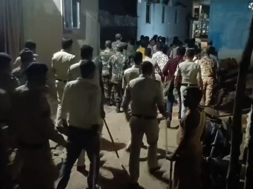 आरोपियों की गिरफ्तारी के लिए बड़ी संख्या में पुलिस बल मौके पर पहुंची।