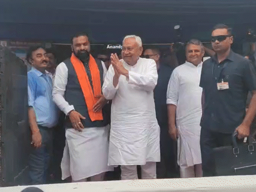 शिलान्यास करने पहुंचे CM नीतीश कुमार, साथ में मौजूद डिप्टी CM सम्राट चौधरी और मंत्री।