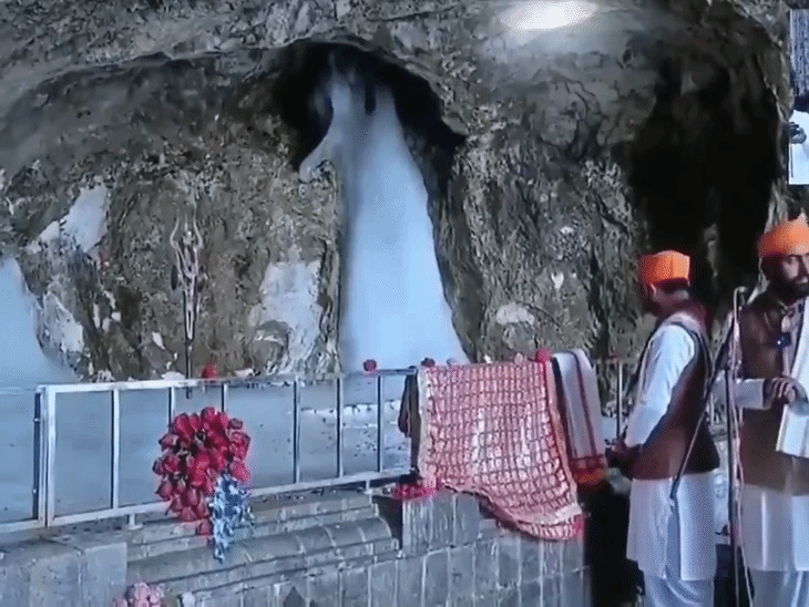 3 जुलाई को सुबह बाबा अमरनाथ की पहली आरती की गई थी।