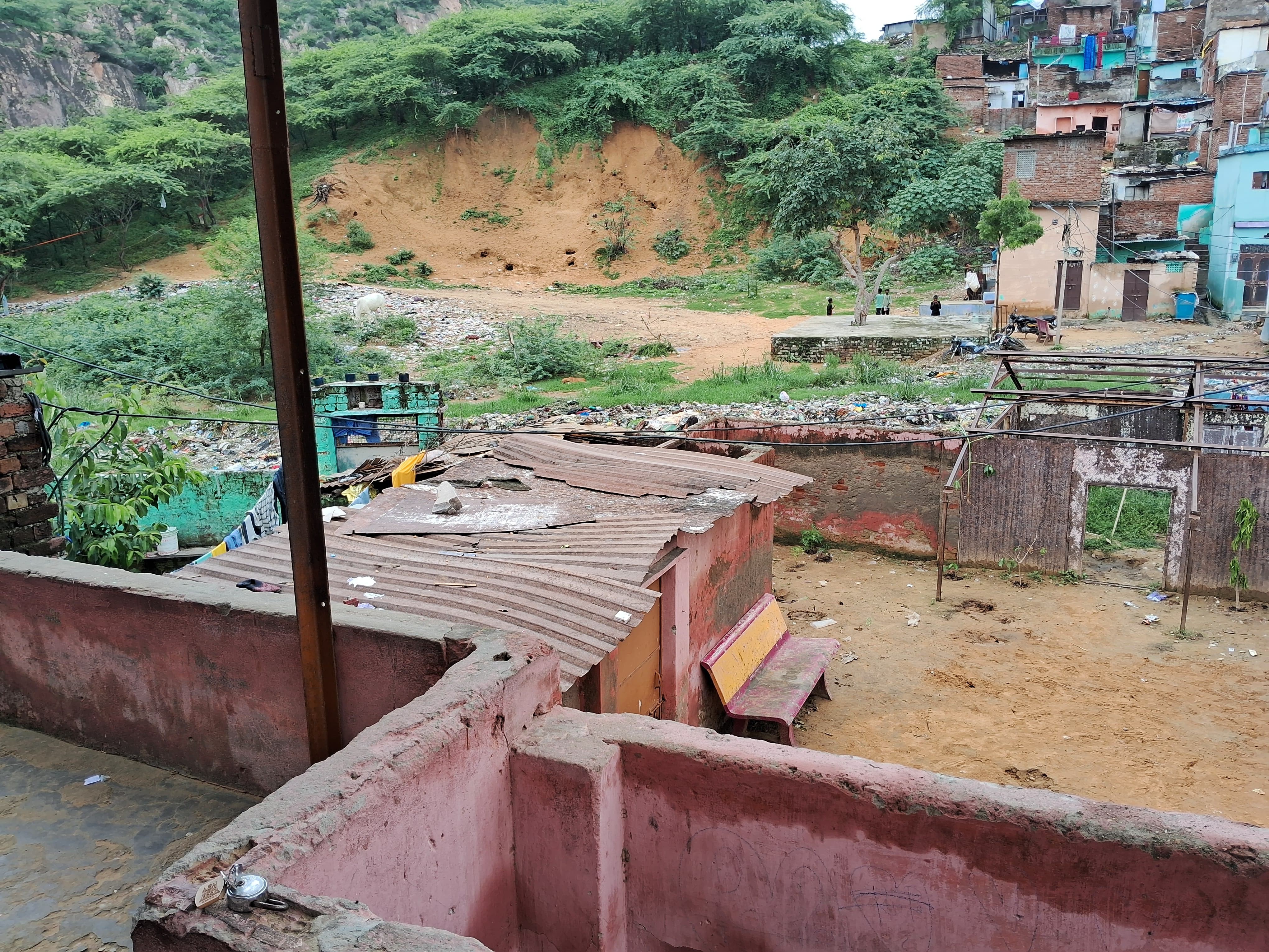 टीला नम्बर 6बी के पास स्थित राजकीय बालिका प्राथमिक स्कूल के पास कचरे के ढेर लगा हुआ है।