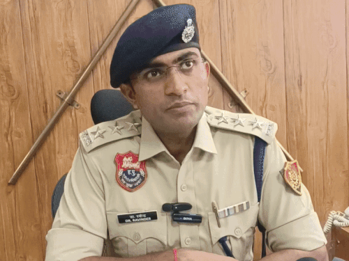आरोपी बीटेक टॉपर के बारे में जानकारी देते DSP डॉ. रविंद्र कुमार।