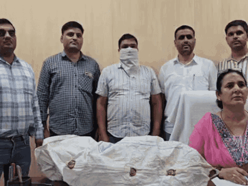 रोहतक और सोनीपत की एसीबी टीम के साथ आरोपी संदीप और मेज पर रखे 30 लाख रू