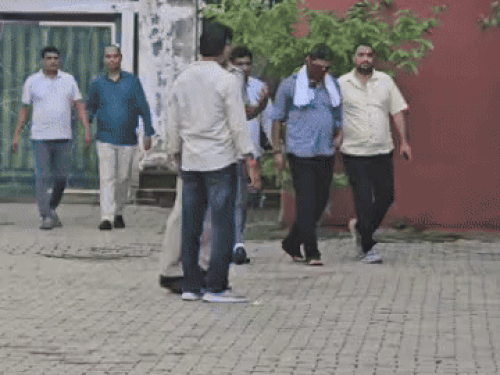 दोनों आरोपियों को कोर्ट में पेश करने के दौरान(पहले मुंह पर कपडा बांधे सुनील व पीछे संदीप)