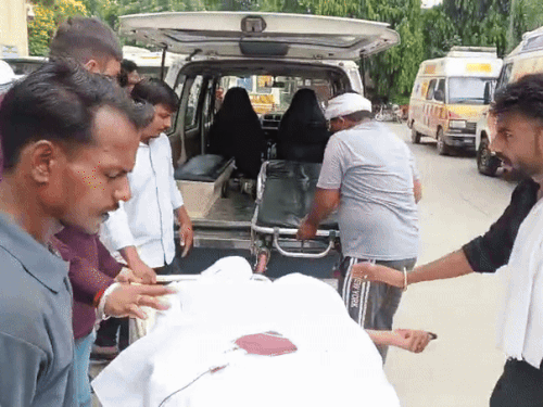 घायल को एम्बुलेंस में प्राइवेट अस्पताल लेकर जाते हुए परिजन।