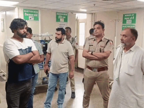 सिविल अस्पताल में मौजूद परिजन व पुलिस।