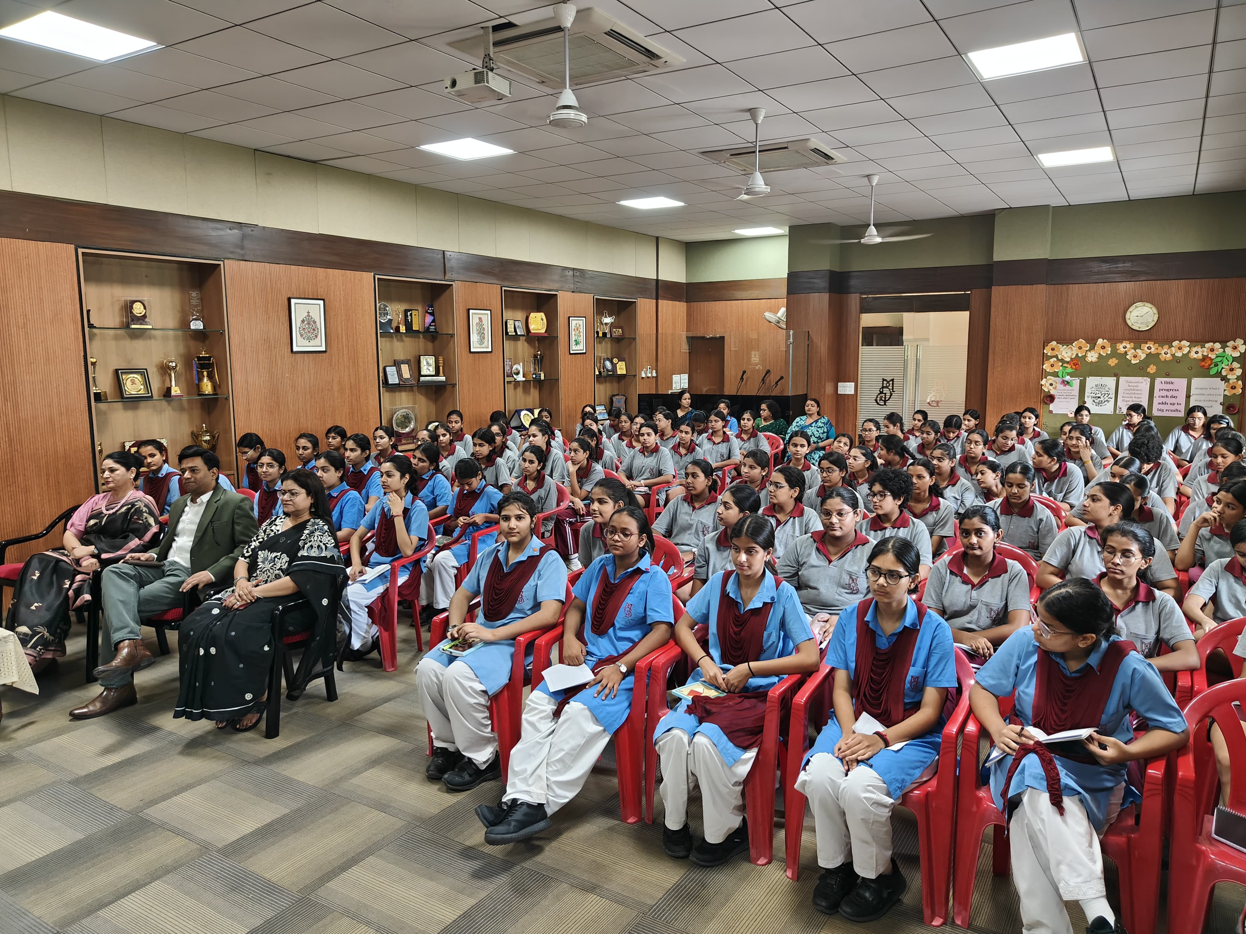 छात्राओं ने भी अपने प्रश्न रखे जिनका उन्होंने कुशलता से जवाब देते हुए समस्याओं का समाधान किया।