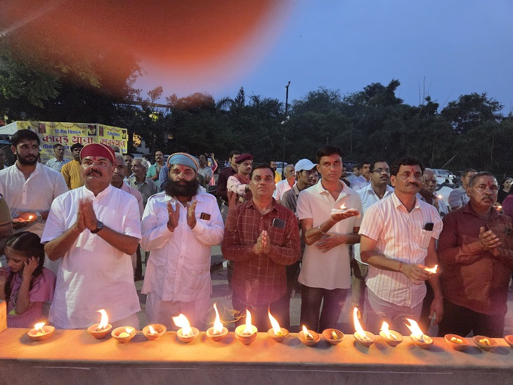 आरती में जनप्रतिनिधि और समाज के प्रमुख लोग भी शामिल हुए