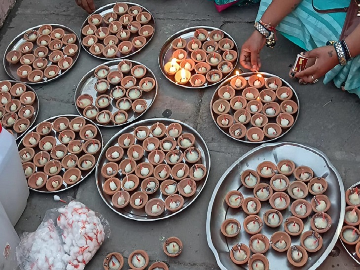 आरती के लिए तैयार किए दीपक
