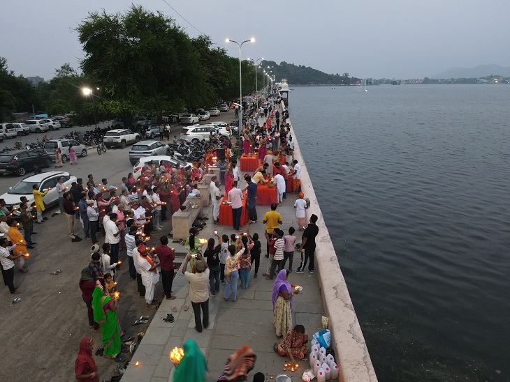 आरती के दौरान पहुंचे समाजजन