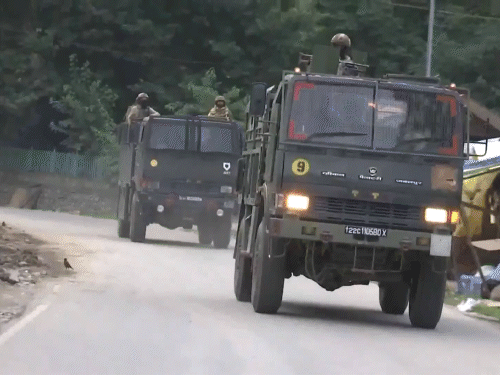 कुलगाम में स्पेशल ऑपरेशन ग्रुप, जम्मू-कश्मीर पुलिस, सेना और CRPF ऑपरेशन को अंजाम दे रहे हैं। - Dainik Bhaskar