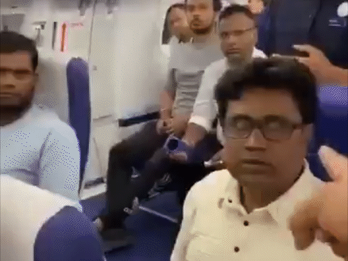 तस्वीर 4: फ्लाइट में मौजूद अन्य पैसेंजर्स थप्पड़ मारे वाले शख्य को डांट लगाते हैं।