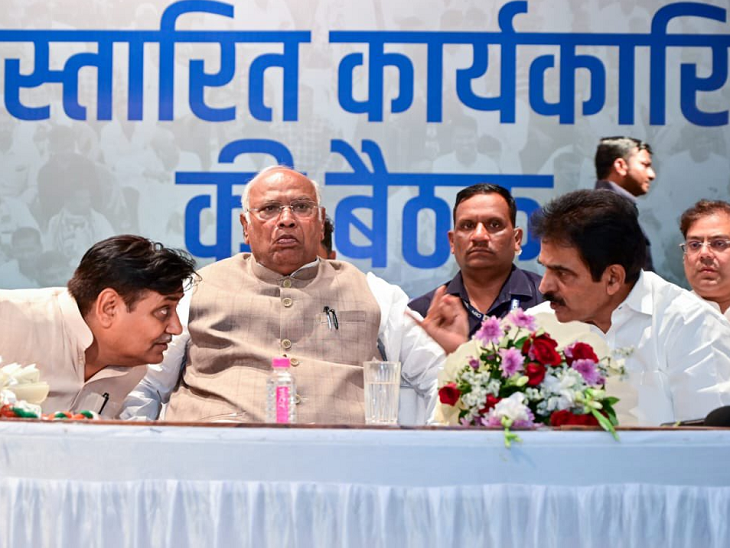 कांग्रेस के राष्ट्रीय अध्यक्ष मल्लिकार्जुन खड़गे ने दिल्ली में बुलाई हिमाचल कांग्रेस के सीनियर नेताओं की मीटिंग