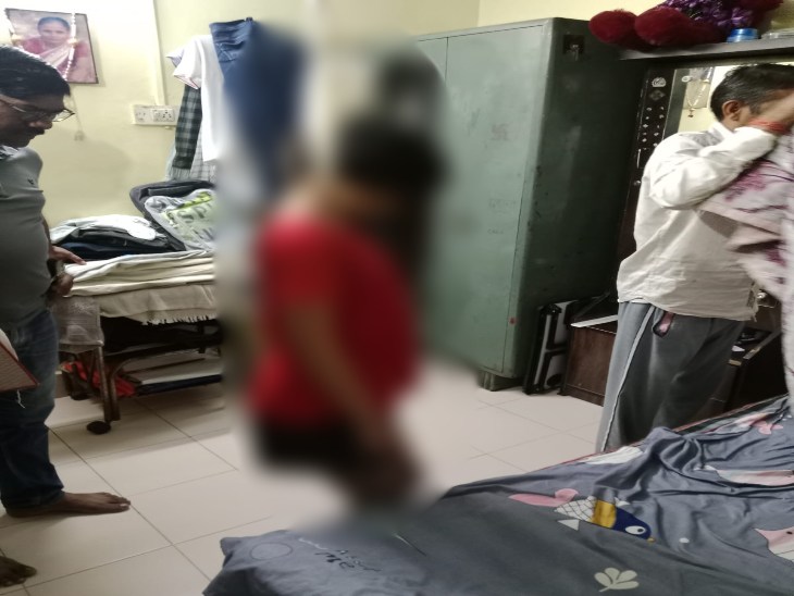 देर रात तक पढ़ने के बाद छात्रा ने कमरे में ही फांसी लाकर जान दे दी। - Dainik Bhaskar