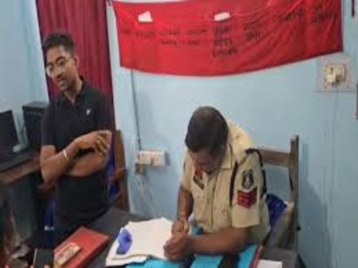 लूट के बाद युवक थाने शिकायत करने पहुंचा था।