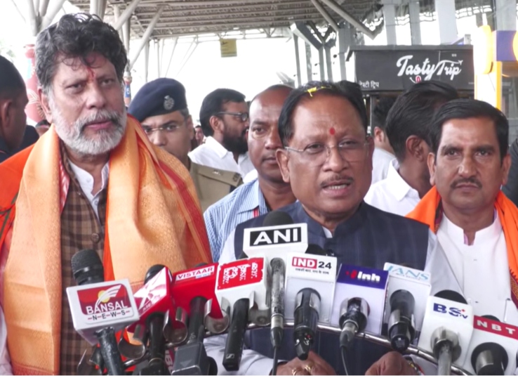 मीडिया को जानकारी देते हुए सीएम साय।