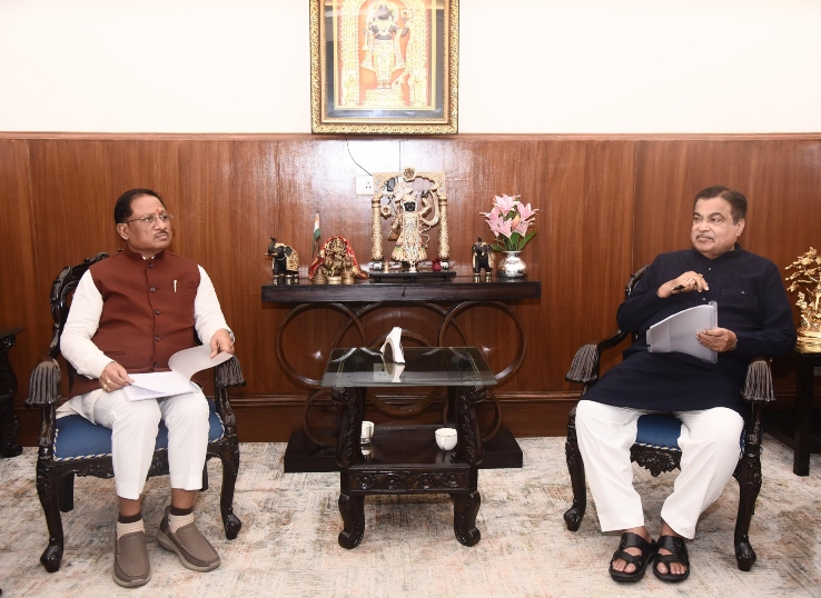 केंद्रीय सड़क परिवहन मंत्री नितिन गडकरी से सीएम साय ने की मुलाकात।
