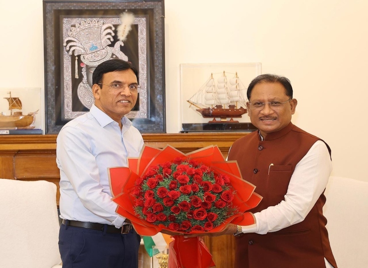 केंद्रीय श्रम एवं रोजगार, युवा कार्य एवं खेल मंत्री मनसुख मांडविया से मुलाकात करते हुए सीएम साय।