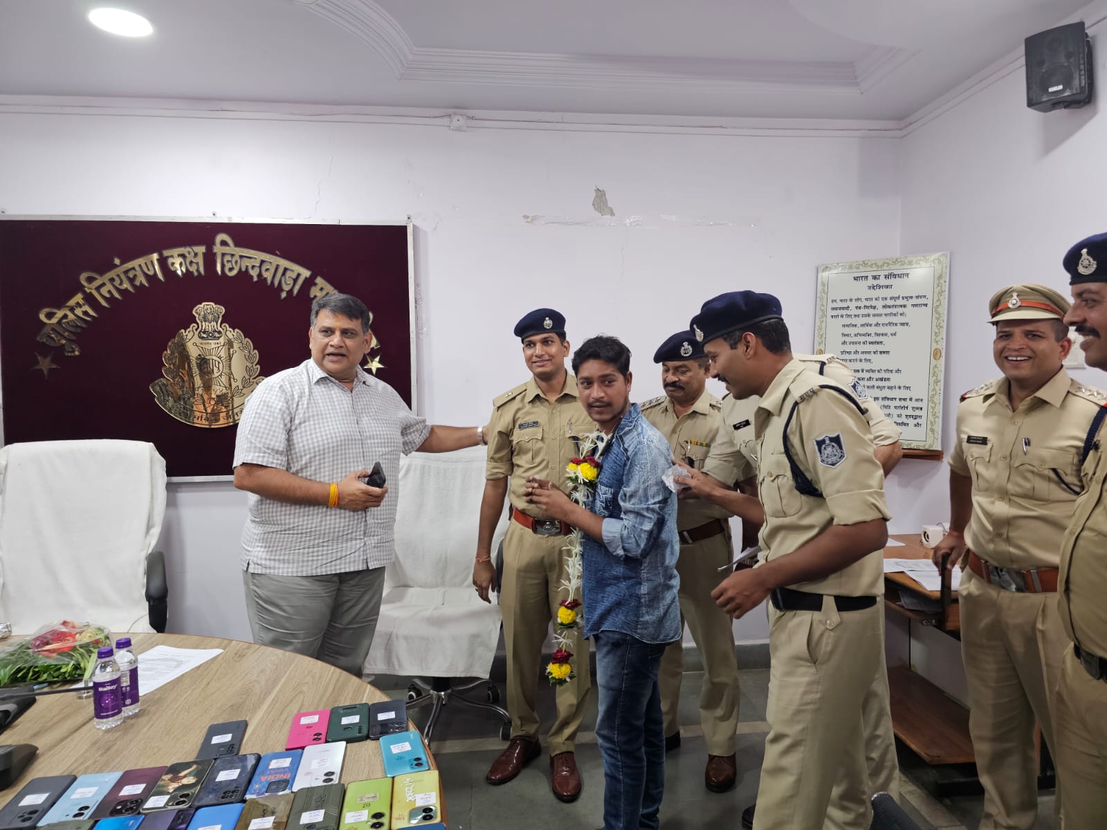 एसपी अजय पाण्डेय ने एक-एक से बात कर दिया मोबाइल