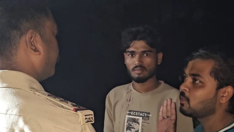 युवक आप बीती बताते हुए