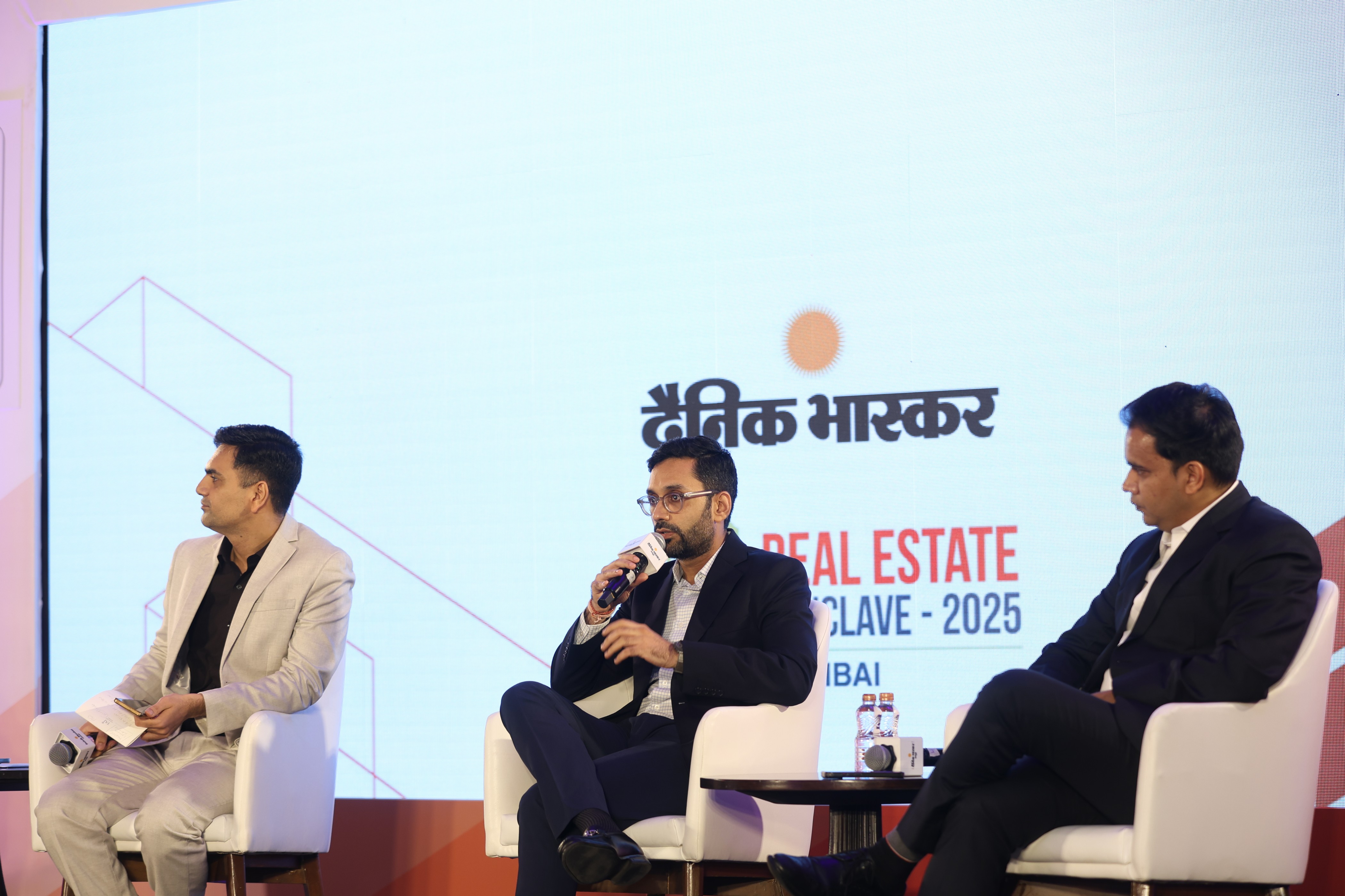 कॉन्क्लेव में भारत के प्रमुख रियल एस्टेट डेवलपर्स में शामिल शख्सियत पहुंची थीं।