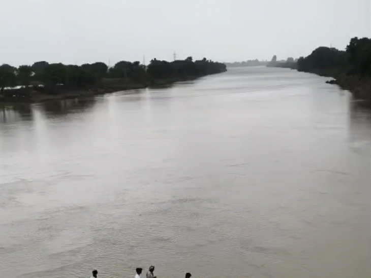 The water of Sindh River brought a disaster to 20 villages of Kolaras Assembly.