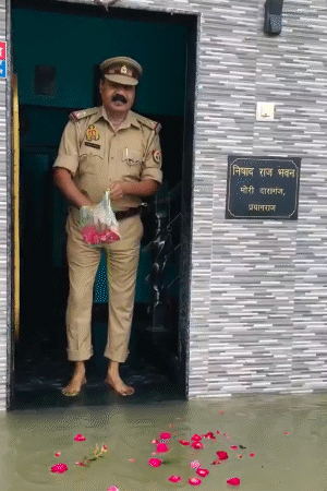 शनिवार को प्रयागराज में घर के बाहर बाढ़ का पानी पहुंचा तो दरोगा ने गंगा पूजन किया।