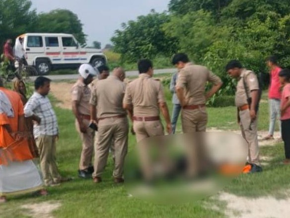 शव के पास मौजूद पुलिस। - Dainik Bhaskar