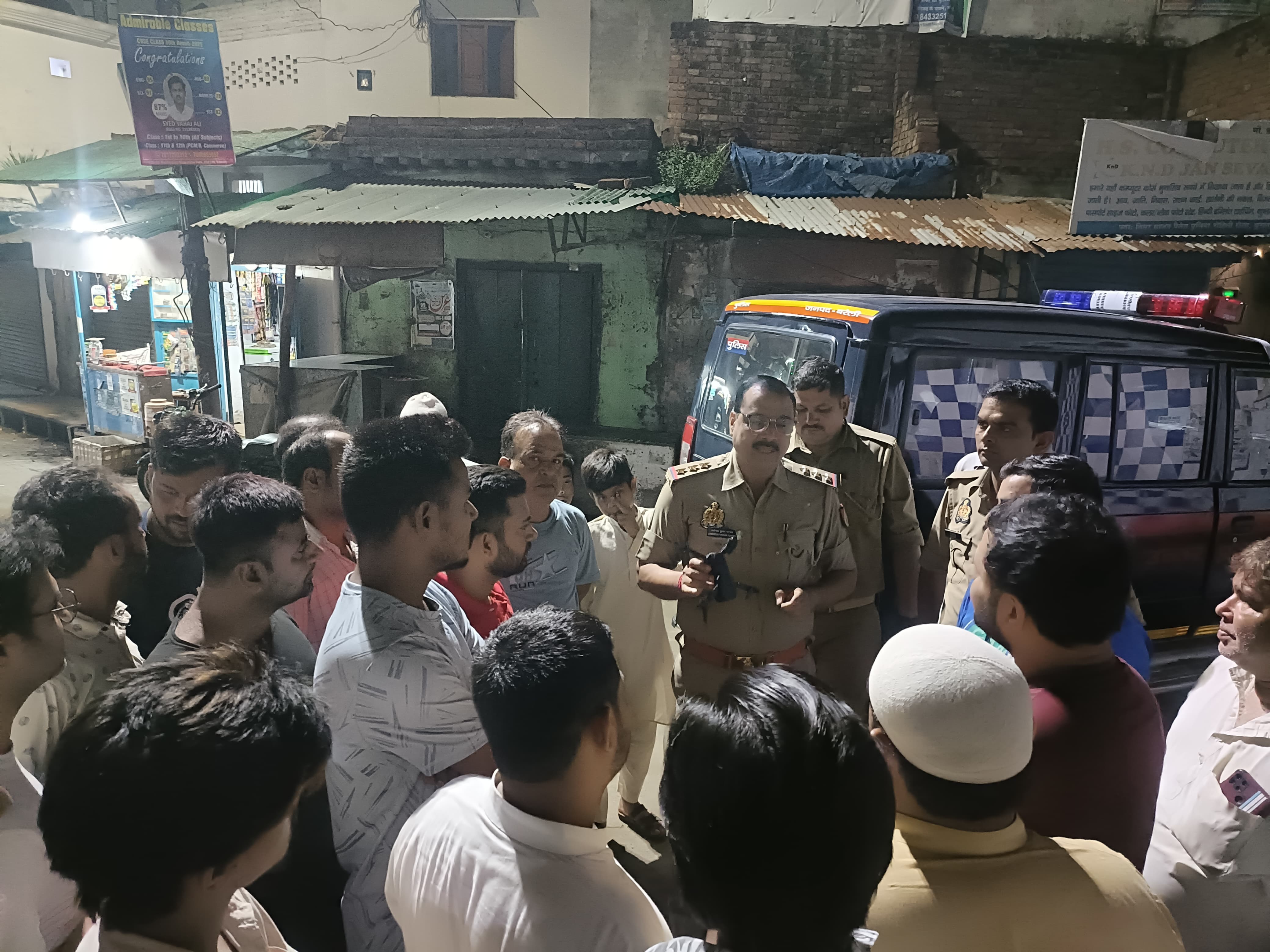 लोगो को जागरूक करते हुए बारादरी थाने के इंस्पेक्टर