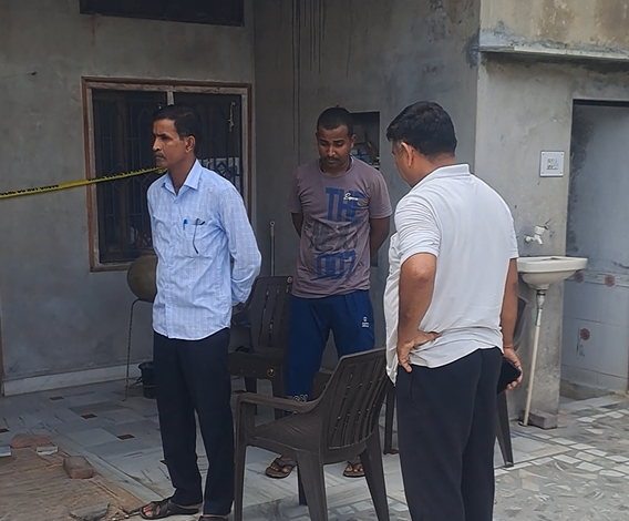 हरीश (बीच में) सब्जी लेने गया था। इसी बीच, उसकी पत्नी पूजा ने सुसाइड कर लिया।