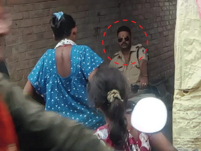 तस्करों से बातचीत करते हुए पुलिसकर्मी भास्कर के कैमरे में कैद हुए।