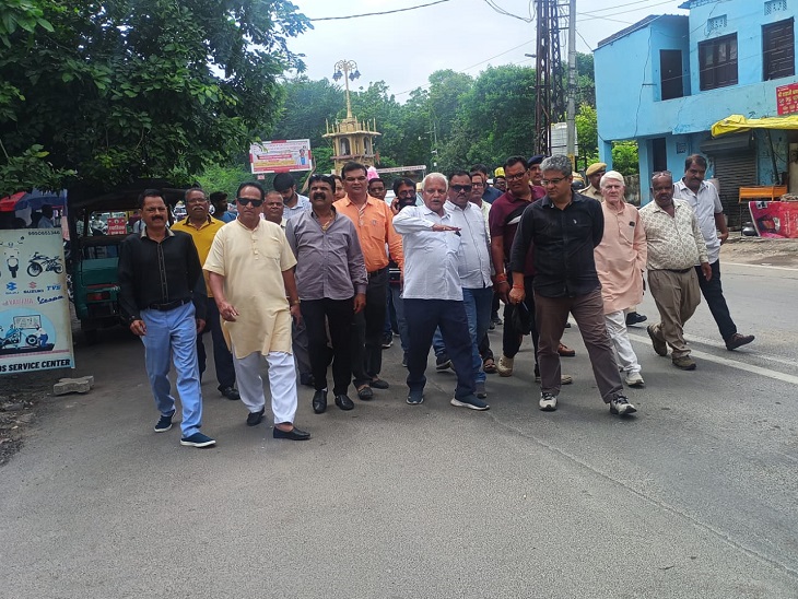 सड़कों पर जाम, अतिक्रमण आदि को लेकर मौका देखने पहुंचे विधायक