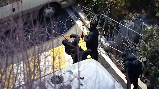 Police officer cutting the wire fence at the entrance of his official residence to arrest Un Suk Yeol. The picture is of 15 January 2025.