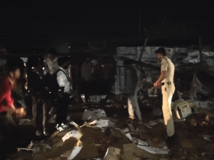 ट्रक पलटने के बाद सड़क पर बिखर गईं सेव की पेटियां।