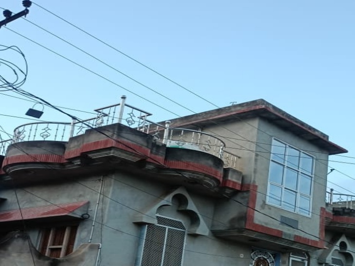घर की छत की दीवार के पास से 11 हजार हाई वॉल्ट की लाइन गुजर रही है।