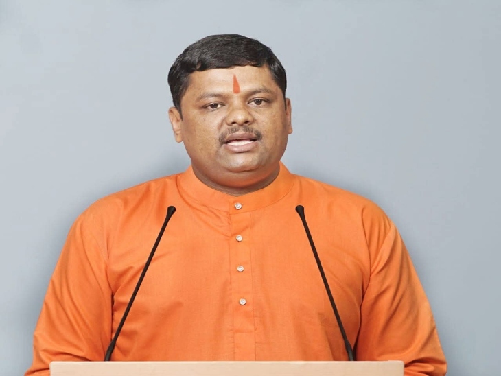 महाराष्ट्र की हिंदू जनजागृति समिति के समन्वयक सुनील घनवट ने पुणे पुलिस में इसकी लिखित शिकायत भी दर्ज कराई है।