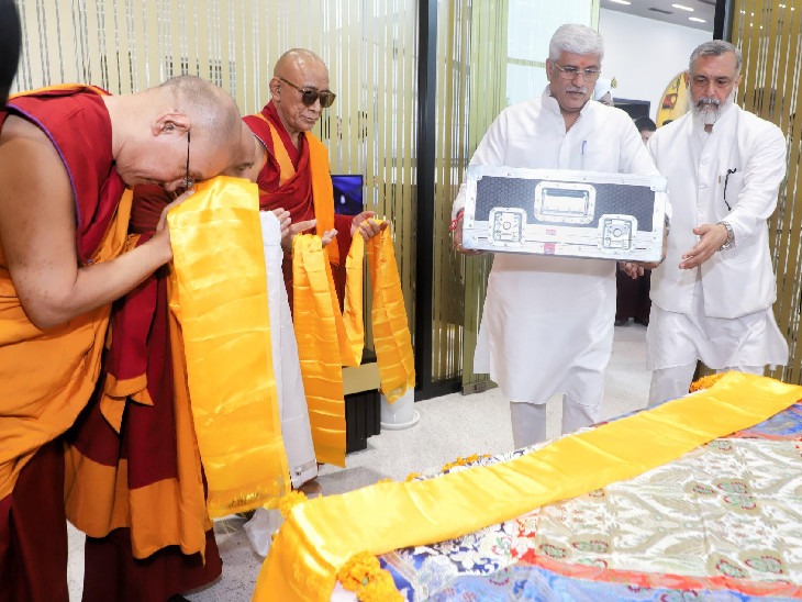 केंद्रीय मंत्री गजेंद्र सिंह शेखावत ने भगवान बुद्ध के अस्थि अवशेष को भारत आने पर दिल्ली एयरपोर्ट पर प्राप्त किया।